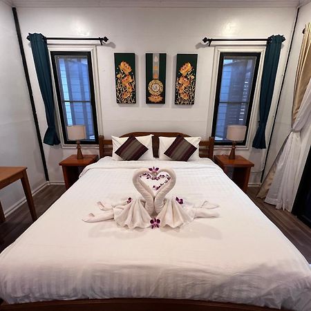 Big Elk Steak House - Homestay Трат Экстерьер фото