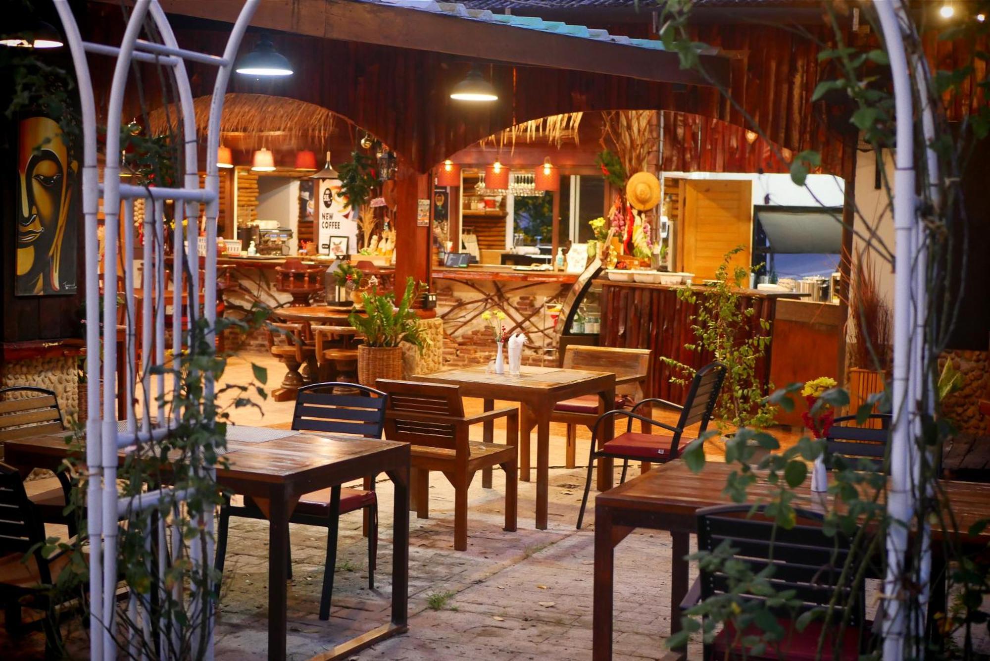 Big Elk Steak House - Homestay Трат Экстерьер фото